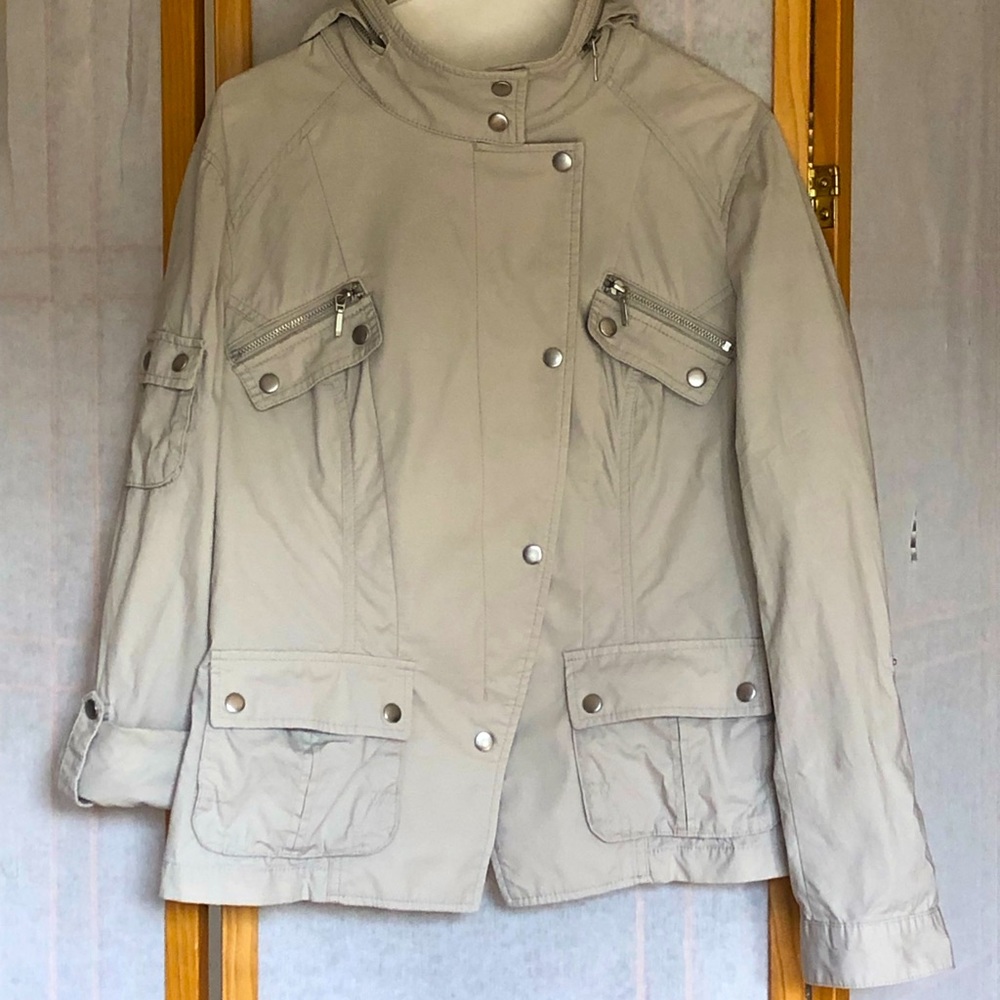 Jacket with rollable sleeves, optional hood